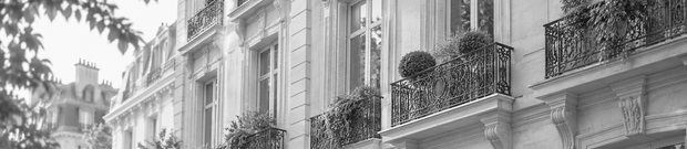 Fachada institucional en escala de grises